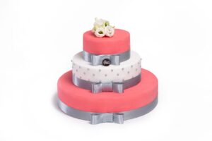 Tort weselny „z kokardkami”