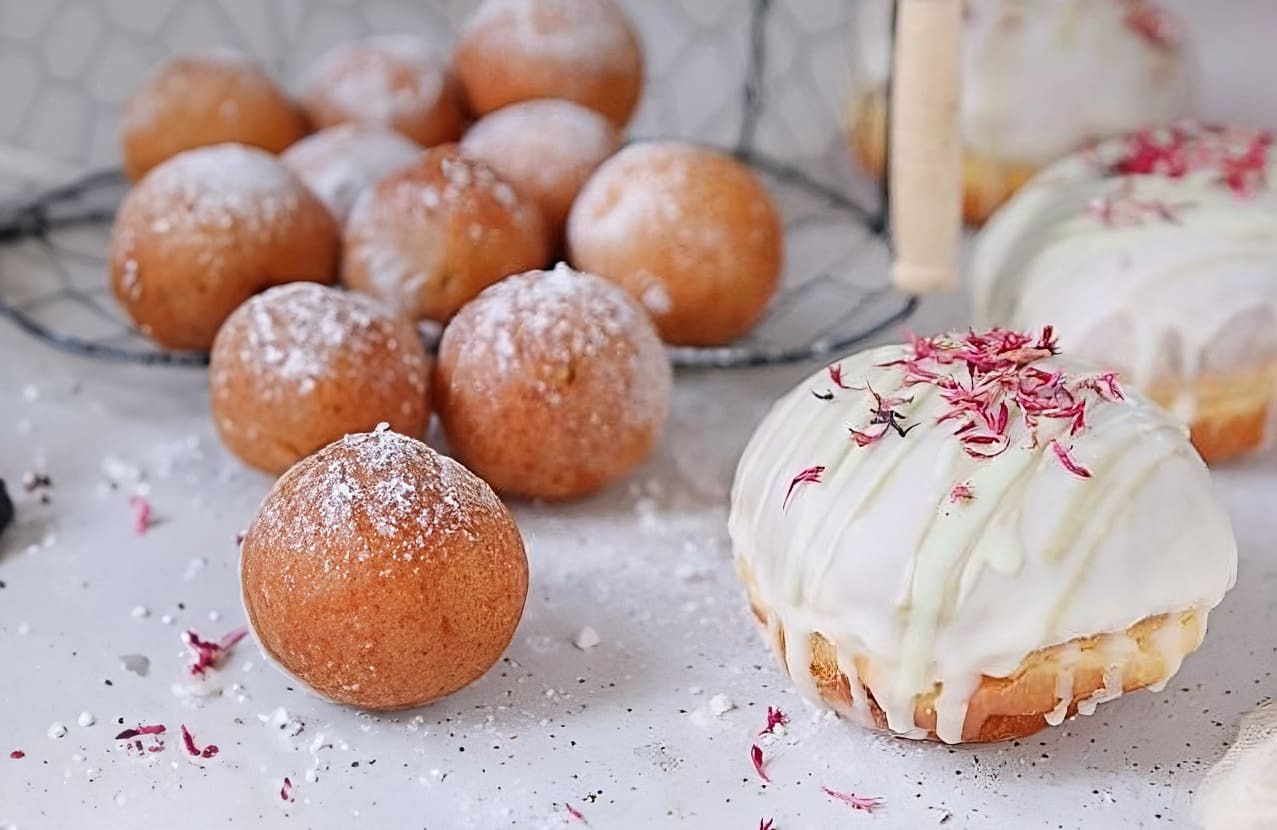 CukierniaKażda słodkość ma swoją historię.Tworzymy ciasta, torty, ciasteczka, które zachwycają smakiem i wyglądem. Każdy